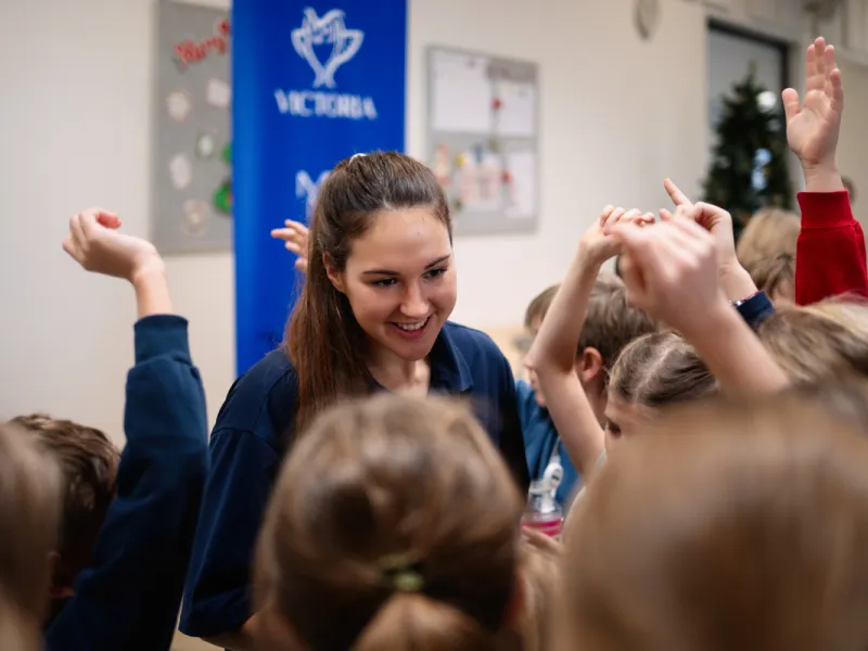 Adriana_Morenová_žáci_hovoří_s_reprezentantkou_ČR