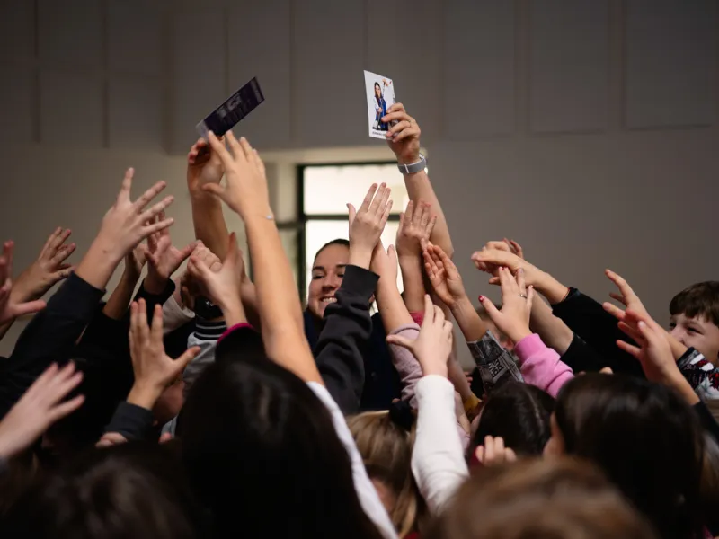 Adriana_Morenová_žáci_hovoří_s_reprezentantkou_ČR