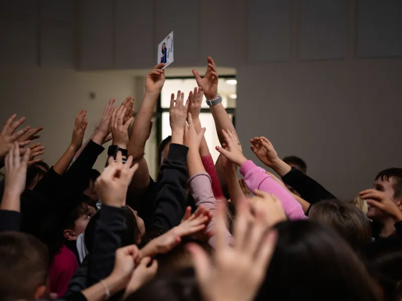 Adriana_Morenová_žáci_hovoří_s_reprezentantkou_ČR