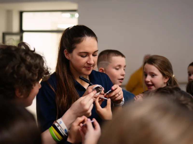 Adriana_Morenová_žáci_hovoří_s_reprezentantkou_ČR