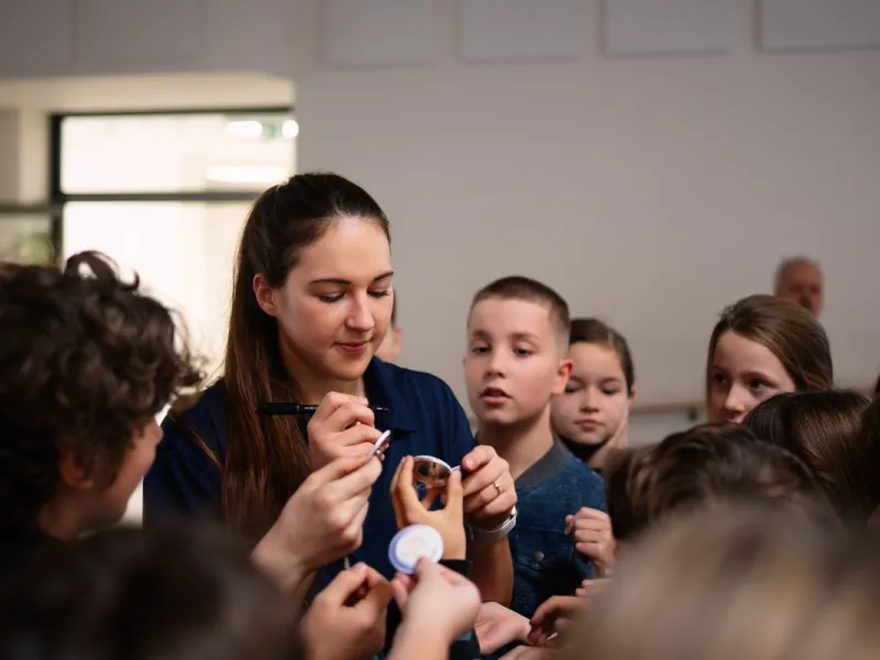 Adriana_Morenová_žáci_hovoří_s_reprezentantkou_ČR