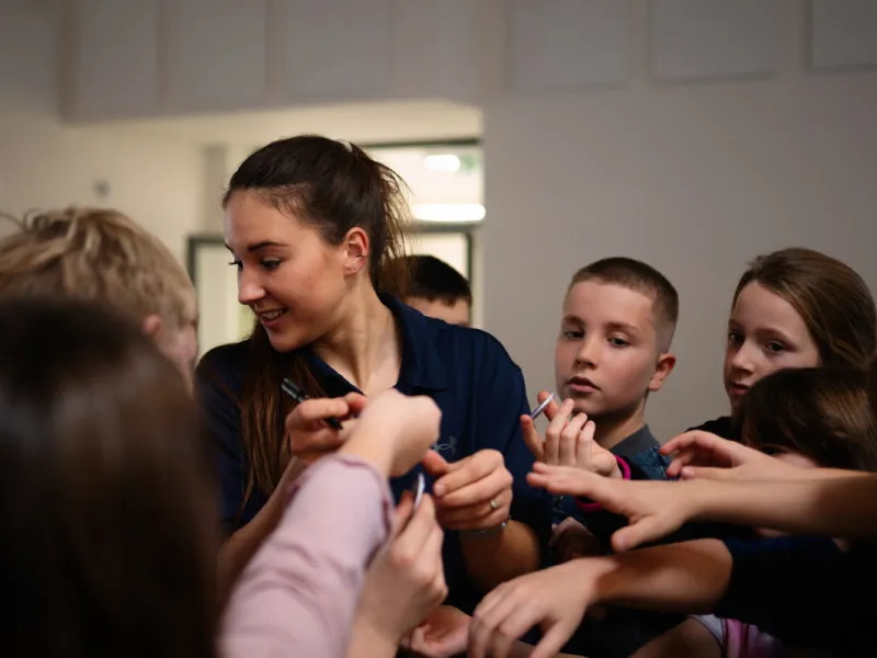 Adriana_Morenová_žáci_hovoří_s_reprezentantkou_ČR