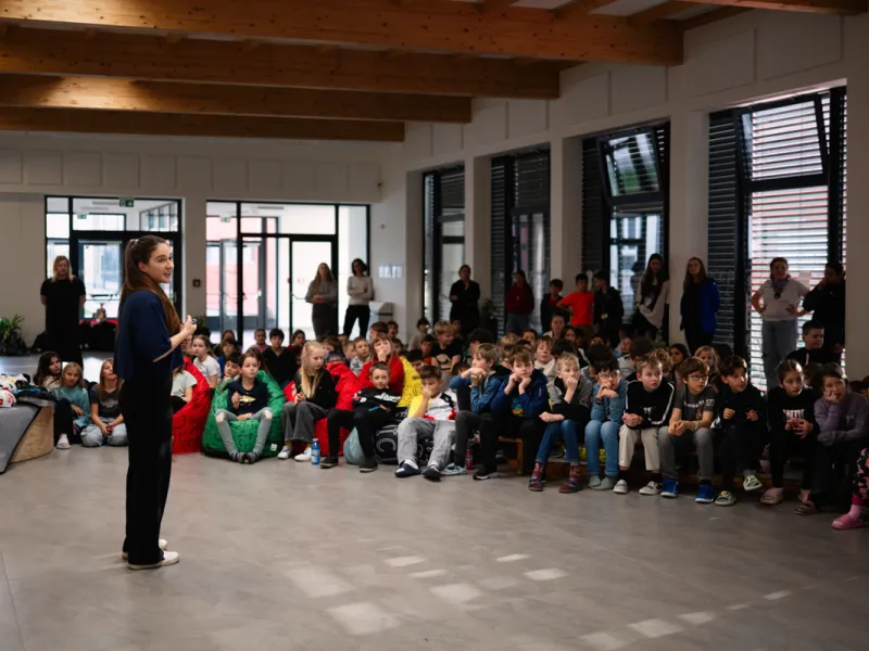 Adriana_Morenová_žáci_hovoří_s_reprezentantkou_ČR