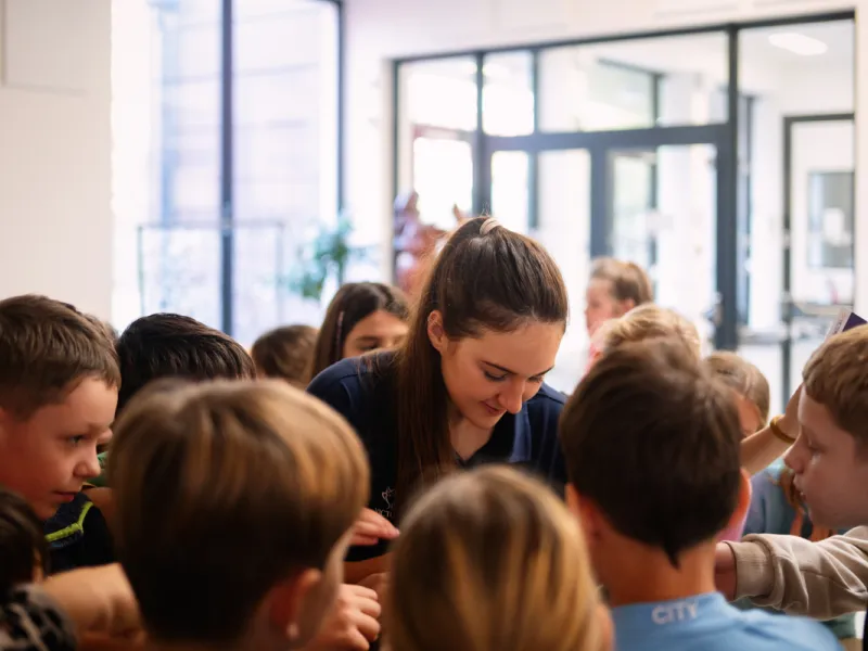 Adriana_Morenová_žáci_hovoří_s_reprezentantkou_ČR