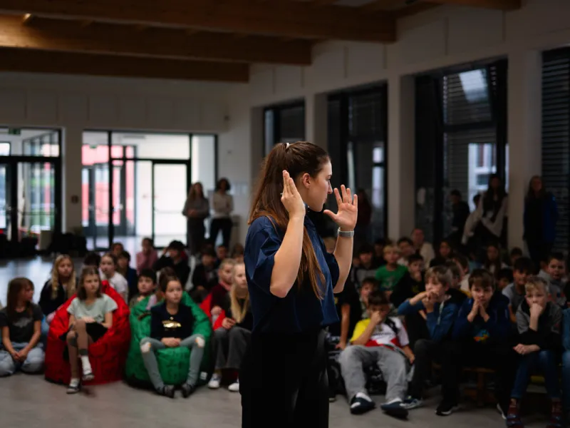 Adriana_Morenová_žáci_hovoří_s_reprezentantkou_ČR