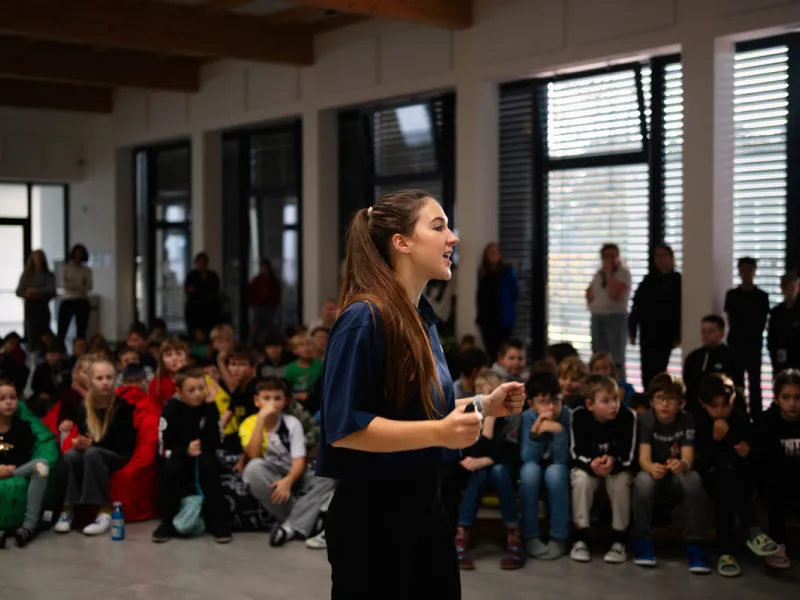 Adriana_Morenová_žáci_hovoří_s_reprezentantkou_ČR