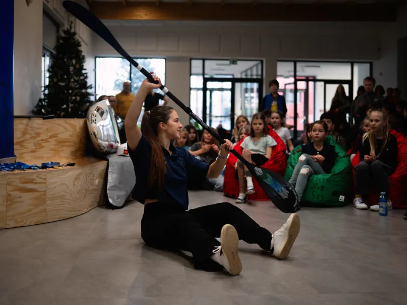 Adriana_Morenová_žáci_hovoří_s_reprezentantkou_ČR