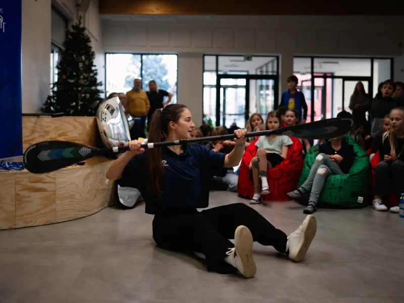 Adriana_Morenová_žáci_hovoří_s_reprezentantkou_ČR