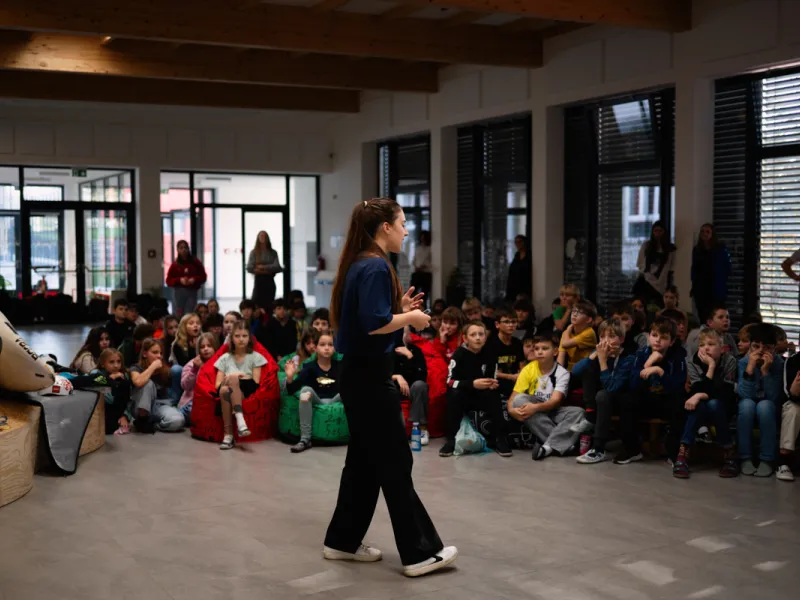 Adriana_Morenová_žáci_hovoří_s_reprezentantkou_ČR