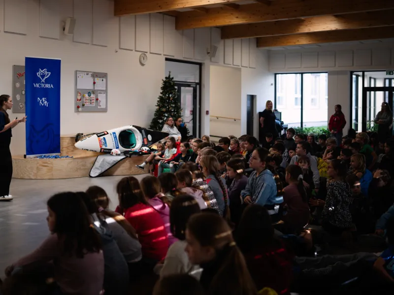 Adriana_Morenová_žáci_hovoří_s_reprezentantkou_ČR