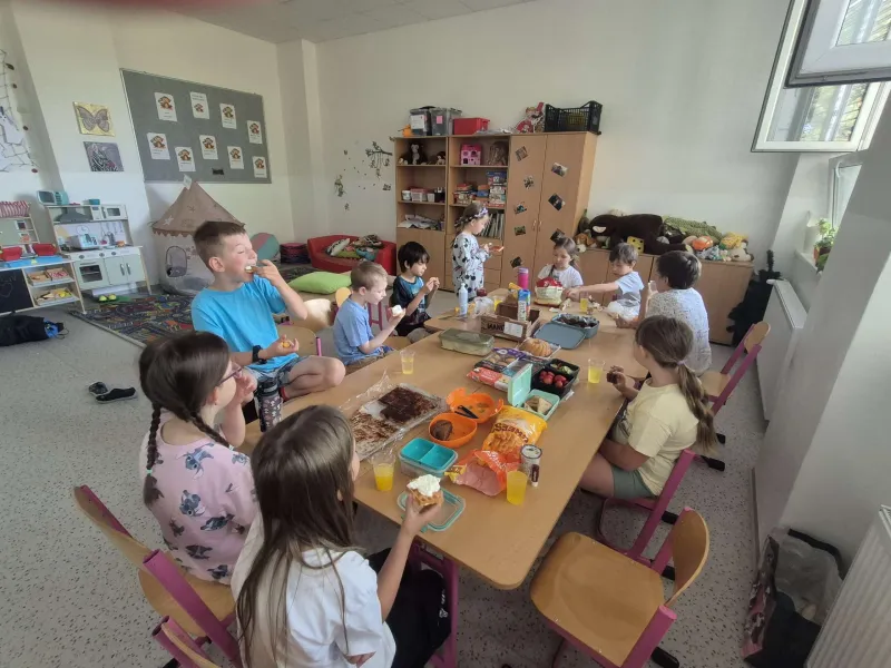Přespávačka ve škole s opékaním buřtíků