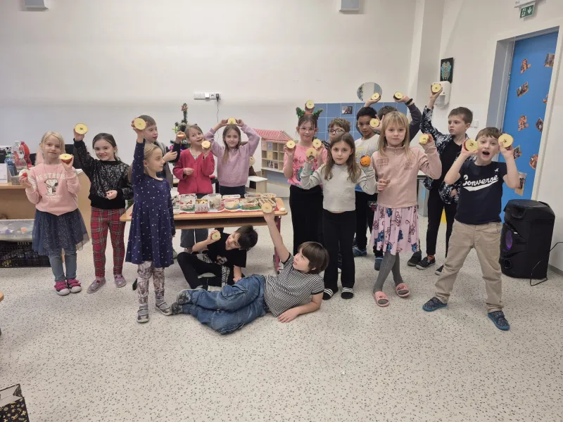 Vánoční besídka opičky