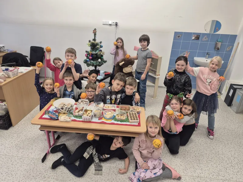 Vánoční besídka opičky