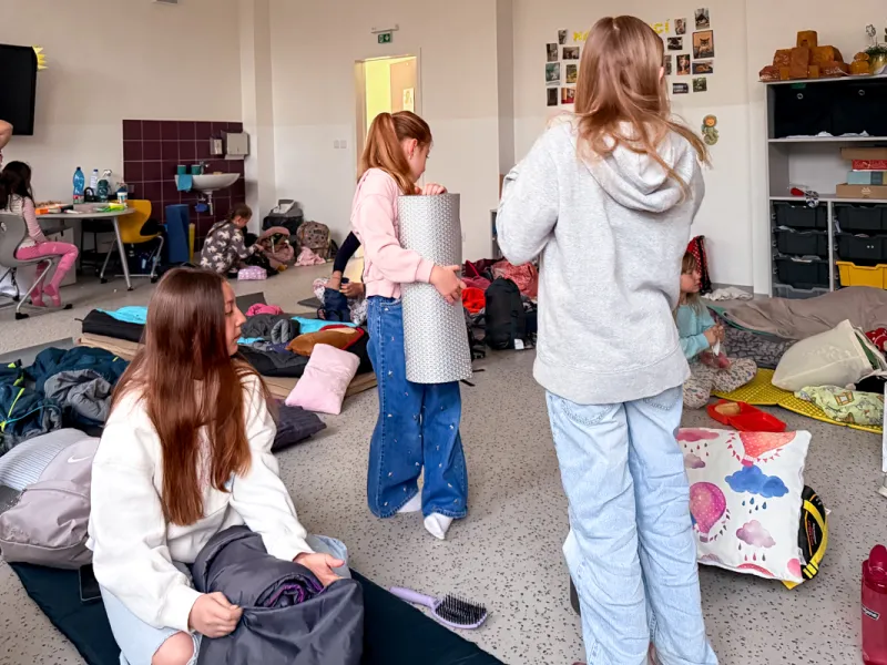 Druzina_lvicata_prespavani_ve_skole