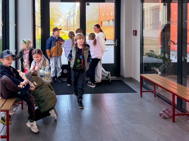 Druzina_lvicata_prespavani_ve_skole