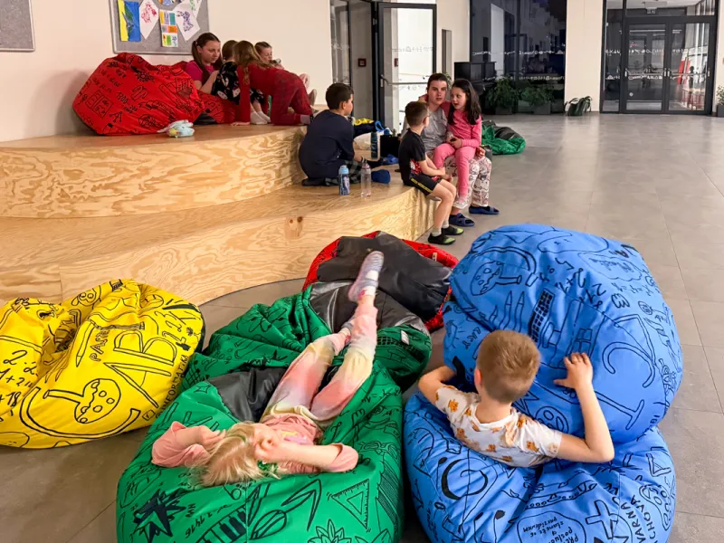 Druzina_lvicata_prespavani_ve_skole