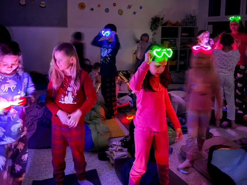 Druzina_lvicata_prespavani_ve_skole