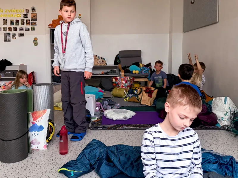 Druzina_lvicata_prespavani_ve_skole