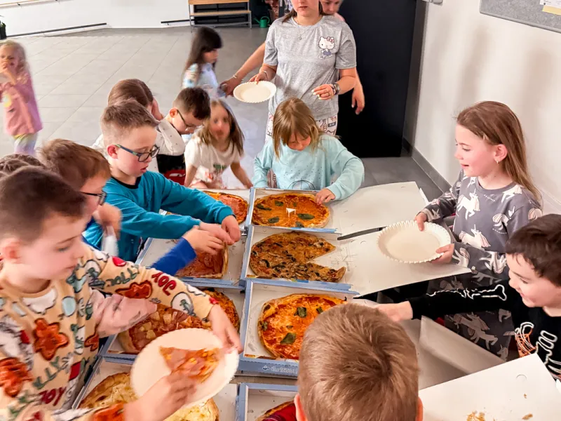 Druzina_lvicata_prespavani_ve_skole