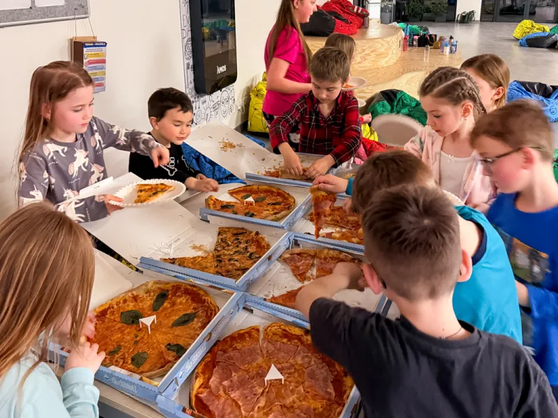 Druzina_lvicata_prespavani_ve_skole