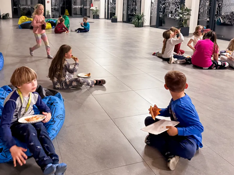 Druzina_lvicata_prespavani_ve_skole