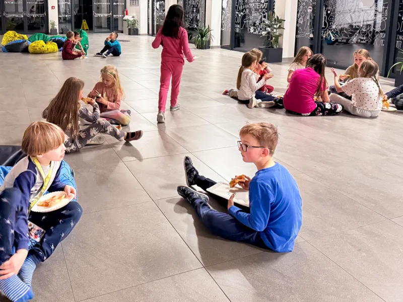 Druzina_lvicata_prespavani_ve_skole