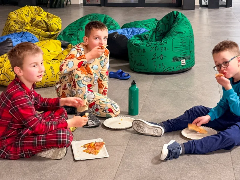 Druzina_lvicata_prespavani_ve_skole