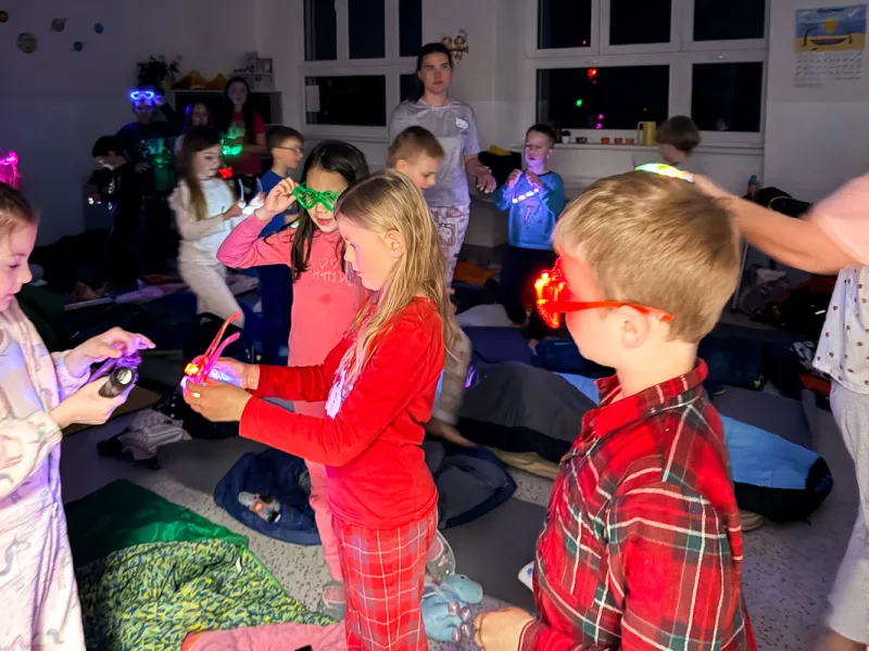 Druzina_lvicata_prespavani_ve_skole