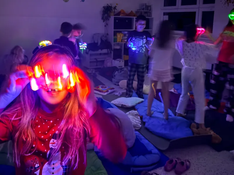 Druzina_lvicata_prespavani_ve_skole