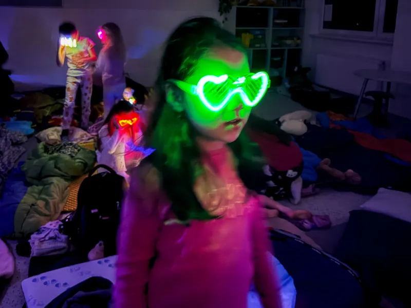 Druzina_lvicata_prespavani_ve_skole