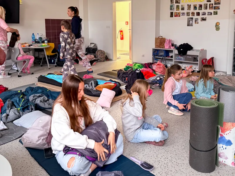 Druzina_lvicata_prespavani_ve_skole