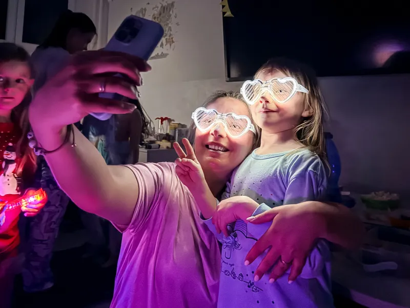 Druzina_lvicata_prespavani_ve_skole