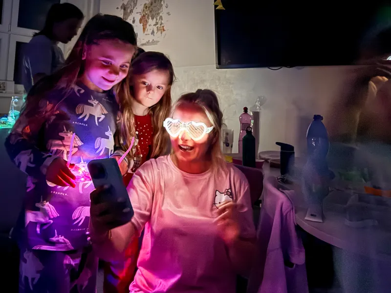 Druzina_lvicata_prespavani_ve_skole