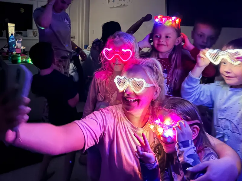 Druzina_lvicata_prespavani_ve_skole