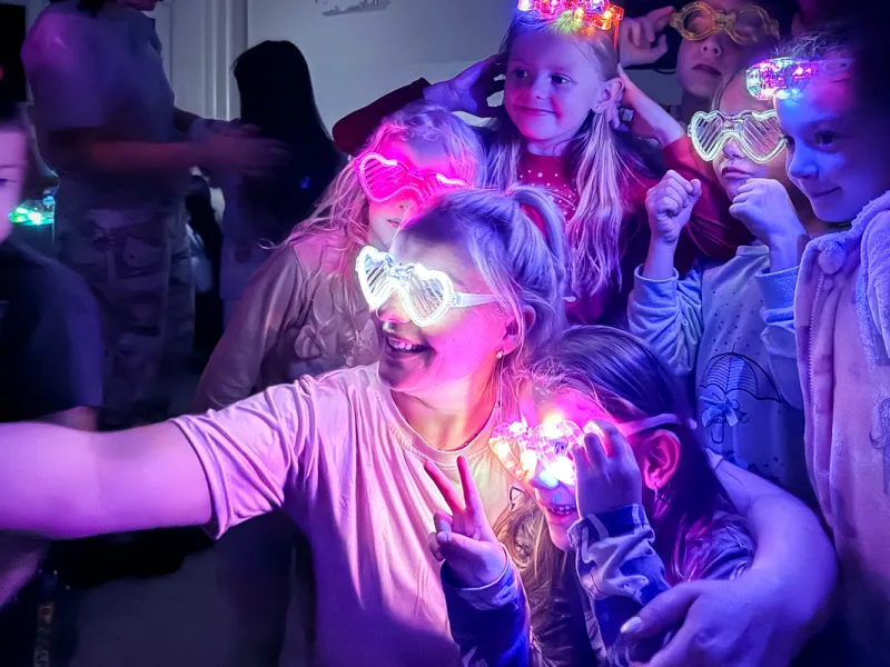 Druzina_lvicata_prespavani_ve_skole