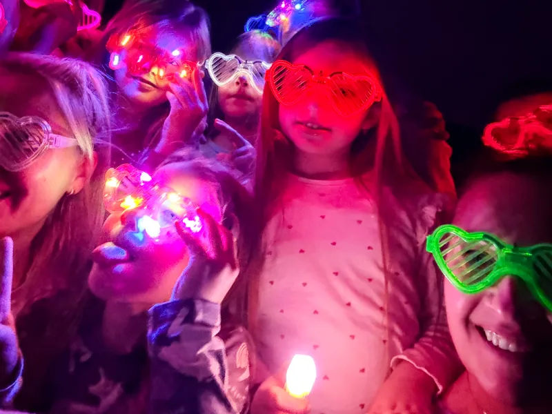 Druzina_lvicata_prespavani_ve_skole