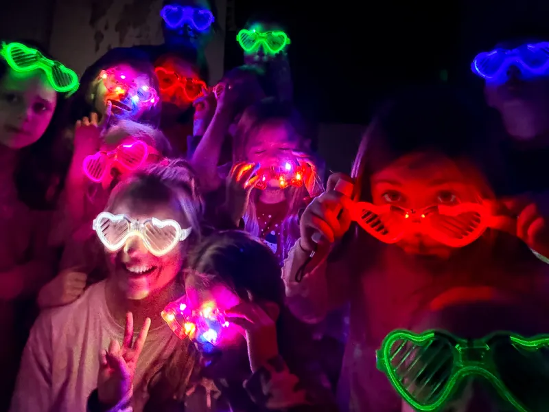 Druzina_lvicata_prespavani_ve_skole