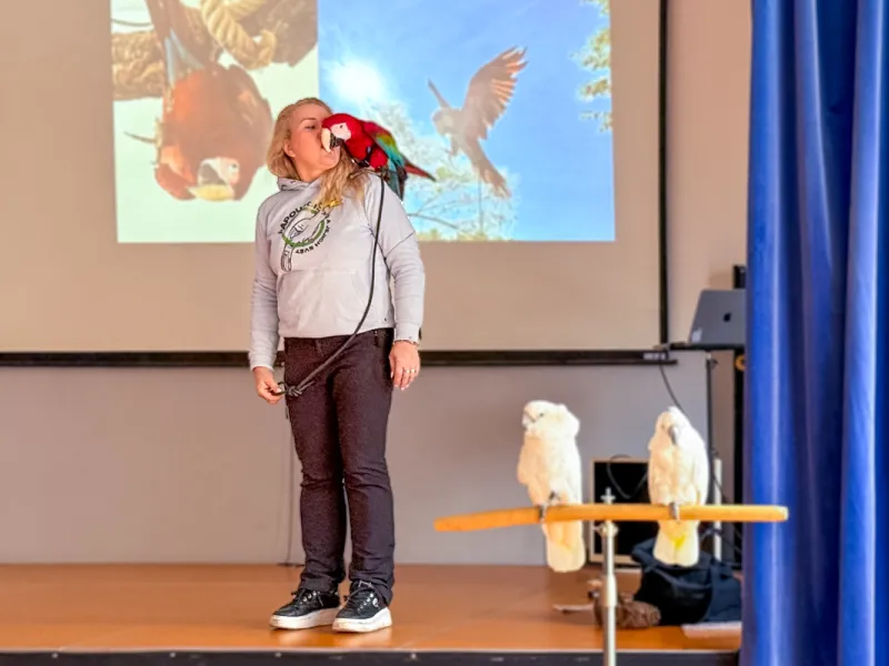 Papoušci_a_jeji_svět_přednáška_s_exotickými_ptáky