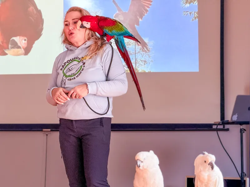 Papoušci_a_jeji_svět_přednáška_s_exotickými_ptáky