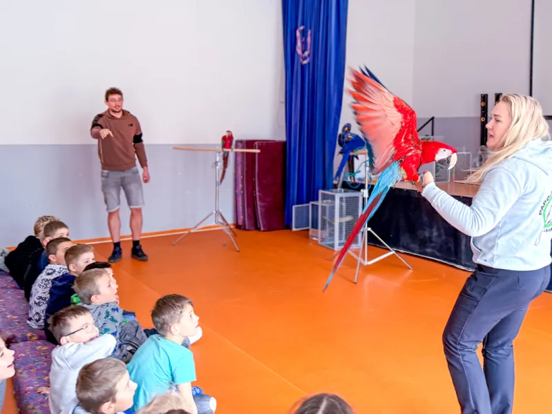 Papoušci_a_jeji_svět_přednáška_s_exotickými_ptáky