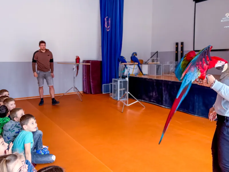 Papoušci_a_jeji_svět_přednáška_s_exotickými_ptáky