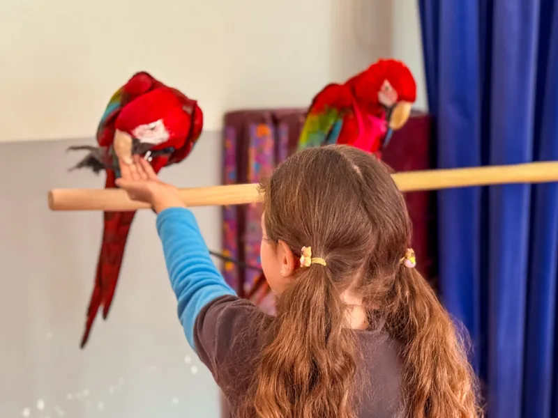 Papoušci_a_jeji_svět_přednáška_s_exotickými_ptáky