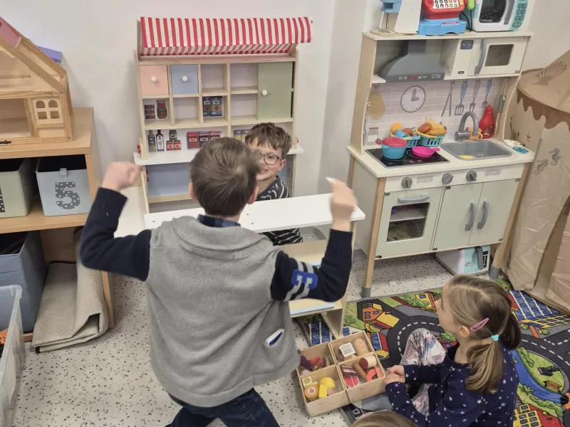 Vánoční besídka opičky