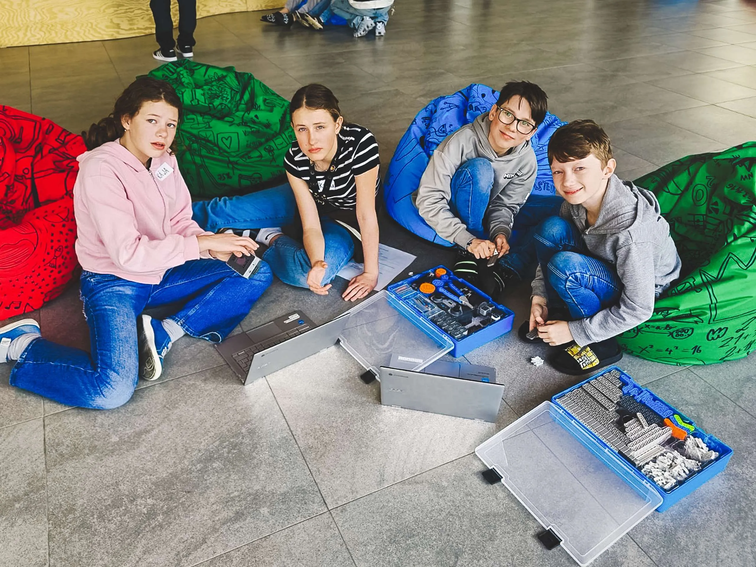 VEX_IQ_robotická_výzva_týmy_sestavují_robota