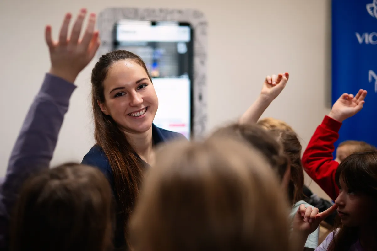 Adriana_Morenová_žáci_hovoří_s_reprezentantkou_ČR