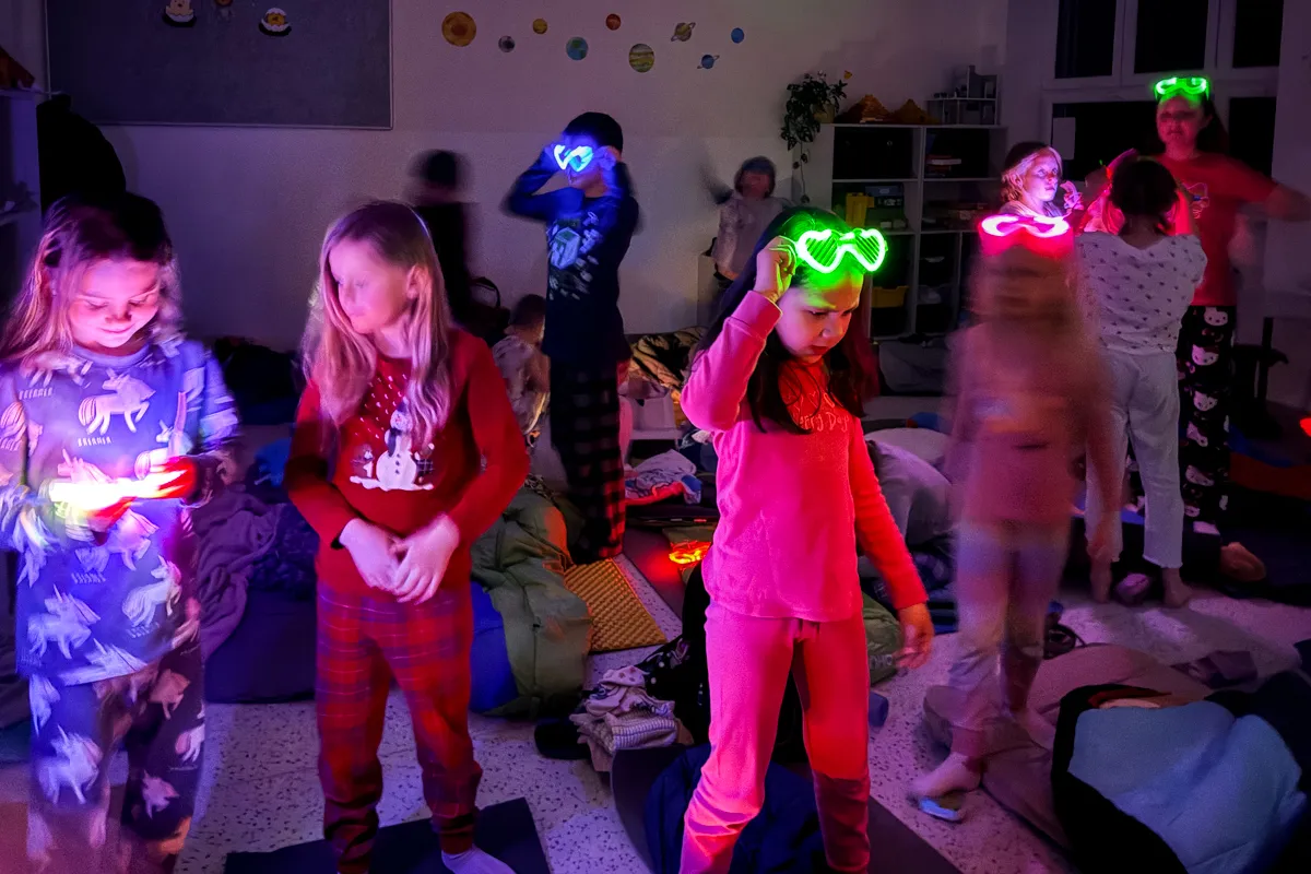 Druzina_lvicata_prespavani_ve_skole